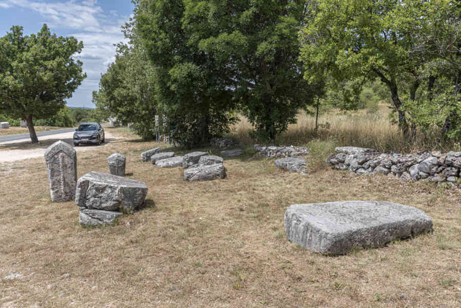 Croacia - Cista Velika - cementerio medieval - tumbas Stecci 02.jpg